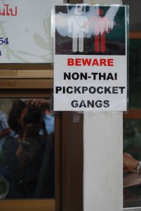 Beware-Non-Thai-Pickpocket-Gangs-Wat-Pho-Bangkok