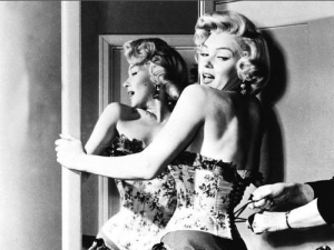 Marilyn-Monroe-getting-her-corset-tied-Kim-Philley-for-FU