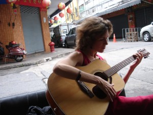 Kim-Philley-Bangkok-Chinatown-avec-la-guitare